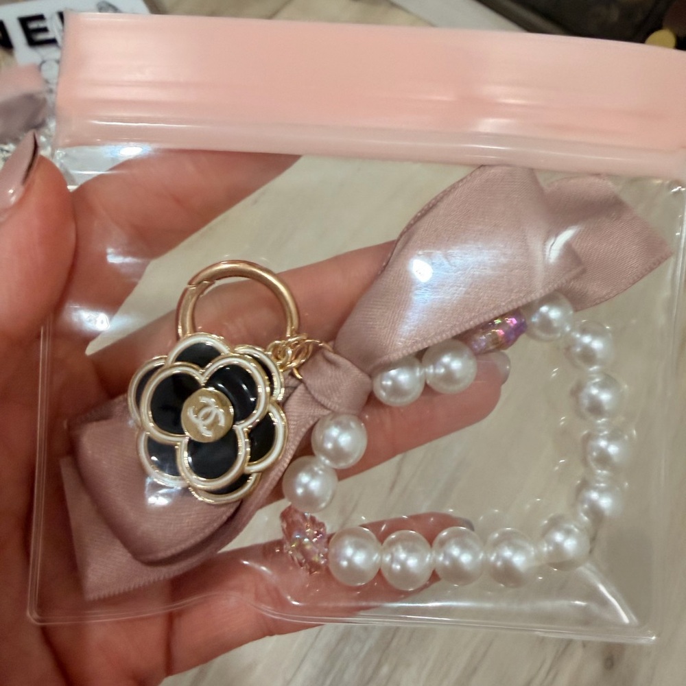 (Last one !!)Chanel  (employee exclusive)
Golden Tote Bag PLUS **Camila keychain - Picture 14 of 14